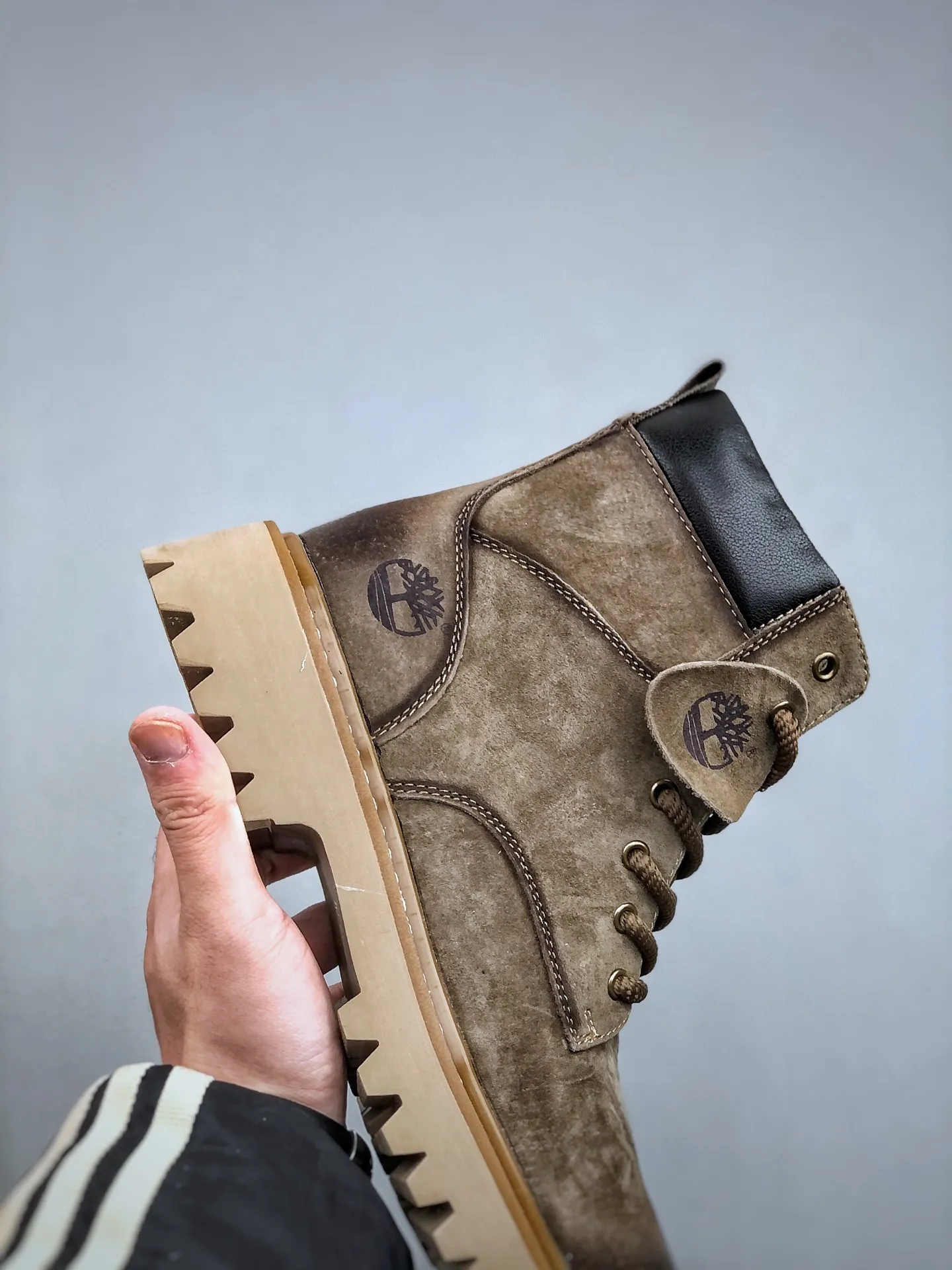 Welfare special price💰480 Timberland Timberland/Timberland new autumn and winter products (plush lining🔥warm and heat-locking) autumn and winter must-have outdoor casual rhubarb boots series #Guangdong Dachang quality original box original packaging fashion trend matching the fabric is made of Italian 🇮🇹 top frosted fine-grained cowhide with anti-odor and anti-corrosion genuine leather latex insoles. The outsole and hardware are all made from raw materials of the original factory. They are the same as the original Goodyear never-opening process. Good products do not kill pigs. The quality of the first order is strictly controlled. Exclusively released on the entire network. There is no doubt about the quality. The whole set of official website unified packaging gives you a perfect wearing experience. The quality is exquisite and durable. A must-have for sportsmen. Specially designed to prevent handsomeness. High-quality and first-class foot feel. Specially used for outdoor cold protection this winter. Daily casual matching. Size: 38 39 40 41 42 43 44 (leather shoe size)